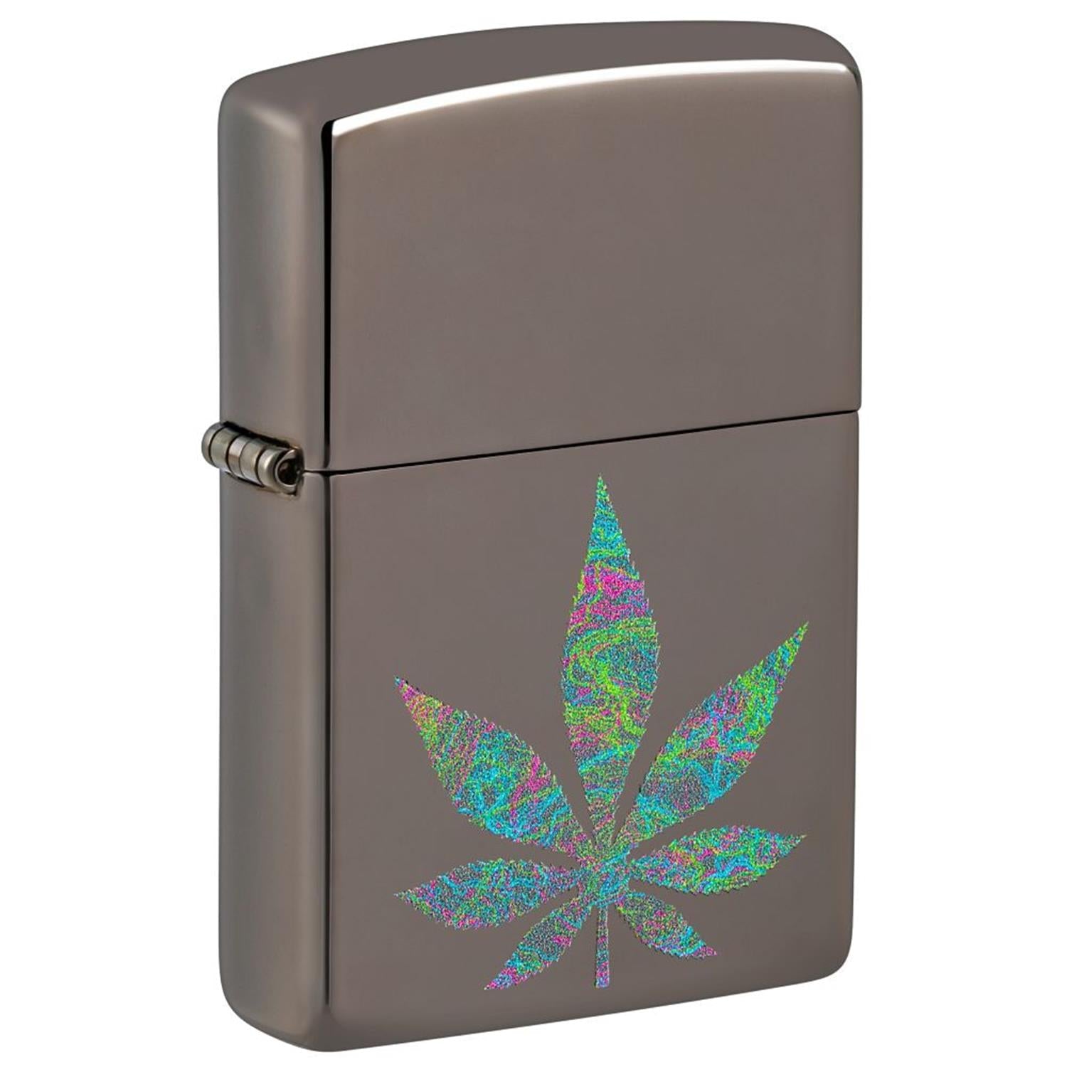 Zippo Sturmfeuerzeug Cannabis Regenbogen-Blatt Design, geschlossen in Schrägansicht, psychedelisches Cannabis-Blatt in Regenbogenfarben auf Black Ice Finish, weißer Hintergrund